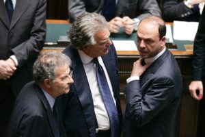 Fabrizio Cicchitto, Denis Verdini e Angelino Alfano. Se costoro rappresentano il "nuovo che avanza", promotore del taglia e cuci della Sacra Carta, abbiamo almeno altri tre motivi validi per dire NO.